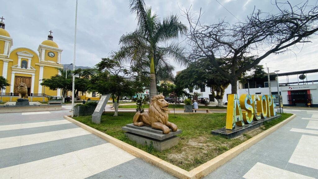 Plaza De Armas De La Provincia De Ascope Por Casa Polska - Casa Polska